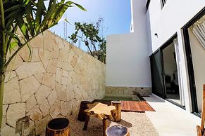 Charming Jungle Apartment Rooftop BBQ