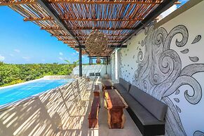 Charming Jungle Apartment Rooftop BBQ