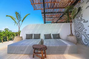 Charming Jungle Apartment Rooftop BBQ