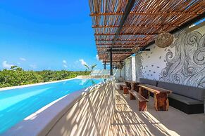 Charming Jungle Apartment Rooftop BBQ