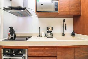 Charming Jungle Apartment Rooftop BBQ