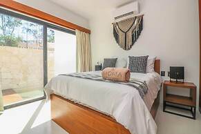 Charming Jungle Apartment Rooftop BBQ