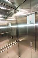 Charming Jungle Apartment Rooftop BBQ