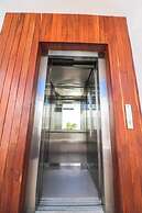 Charming Jungle Apartment Rooftop BBQ