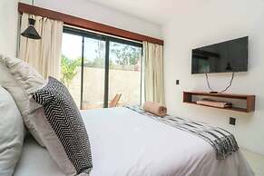 Charming Jungle Apartment Rooftop BBQ