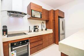 Charming Jungle Apartment Rooftop BBQ