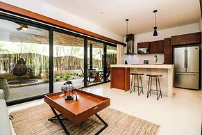 Charming Jungle Apartment Rooftop BBQ