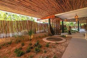 Charming Jungle Apartment Rooftop BBQ