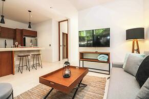 Charming Jungle Apartment Rooftop BBQ