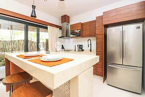 Charming Jungle Apartment Rooftop BBQ