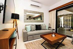 Charming Jungle Apartment Rooftop BBQ