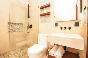 Charming Jungle Apartment Rooftop BBQ