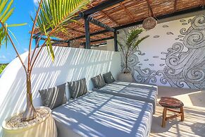 Charming Jungle Apartment Rooftop BBQ