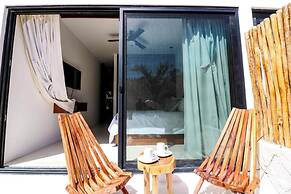 Charming Jungle Apartment Rooftop BBQ