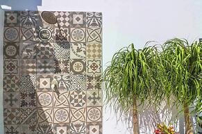 Charming Jungle Apartment Rooftop BBQ