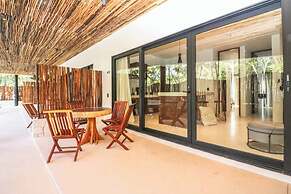 Charming Jungle Apartment Rooftop BBQ