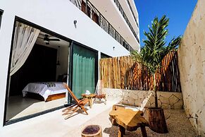 Charming Jungle Apartment Rooftop BBQ