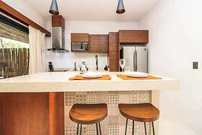 Charming Jungle Apartment Rooftop BBQ