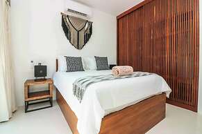 Charming Jungle Apartment Rooftop BBQ