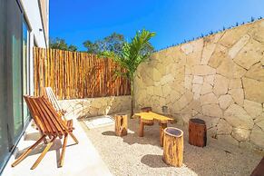 Charming Jungle Apartment Rooftop BBQ