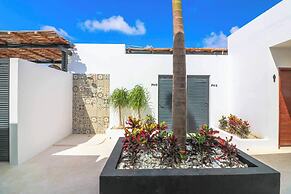 Charming Jungle Apartment Rooftop BBQ