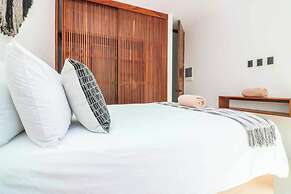 Charming Jungle Apartment Rooftop BBQ