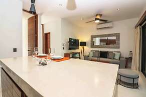 Charming Jungle Apartment Rooftop BBQ