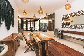 Charming Jungle Apartment Rooftop BBQ