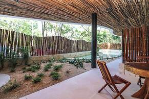 Charming Jungle Apartment Rooftop BBQ