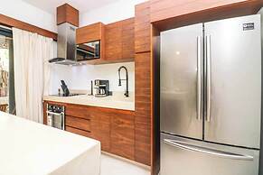 Charming Jungle Apartment Rooftop BBQ