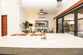 Charming Jungle Apartment Rooftop BBQ