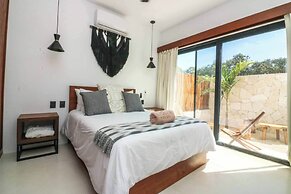 Charming Jungle Apartment Rooftop BBQ