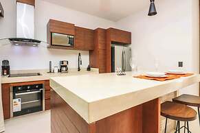 Charming Jungle Apartment Rooftop BBQ