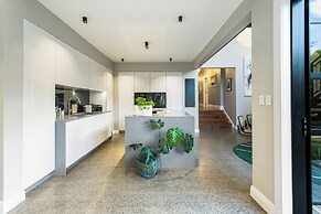 Timeless Executive Family Home - Spa