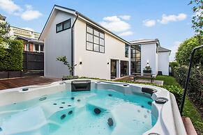 Timeless Executive Family Home - Spa
