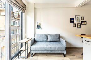 Chic Flat w French Balcony 10 min to Galata Tower