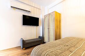 Chic Flat w French Balcony 10 min to Galata Tower