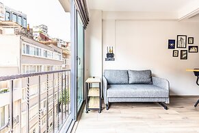 Chic Flat w French Balcony 10 min to Galata Tower