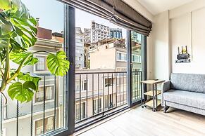 Chic Flat w French Balcony 10 min to Galata Tower