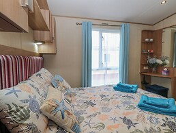 Seashell Lodge, 50 Foxburrow Hang