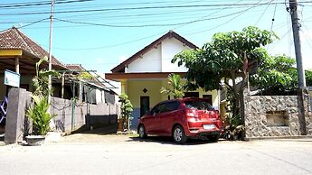 OYO 92744 Coconut Island Homestay & ResortNearPantai Pulau Merah