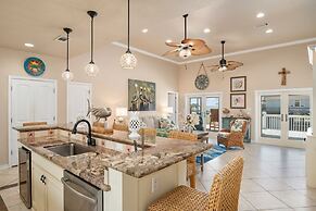 Pair-a-dice 3 Bedroom Home by RedAwning