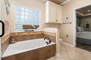 Pair-a-dice 3 Bedroom Home by RedAwning