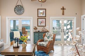 Pair-a-dice 3 Bedroom Home by RedAwning