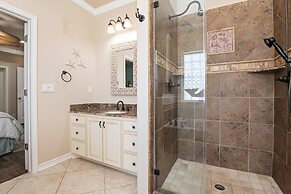 Pair-a-dice 3 Bedroom Home by RedAwning