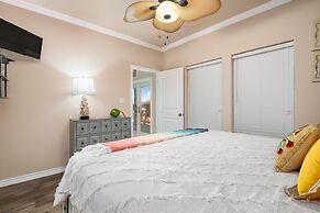 Pair-a-dice 3 Bedroom Home by RedAwning