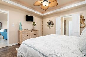 Pair-a-dice 3 Bedroom Home by RedAwning