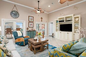 Pair-a-dice 3 Bedroom Home by RedAwning