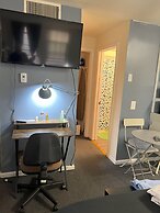 Cozy Upenn Studio + Street Parking Apts by Redawning