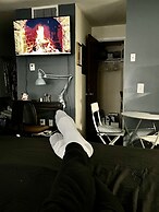 Cozy Upenn Studio + Street Parking Apts by Redawning